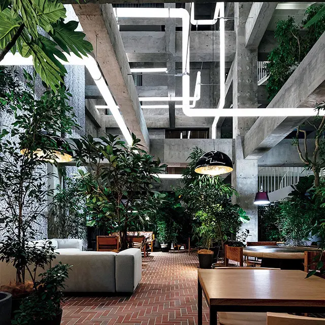 ラウンジの吹き抜け部分は、レアンドロ・エルリッヒ氏作。