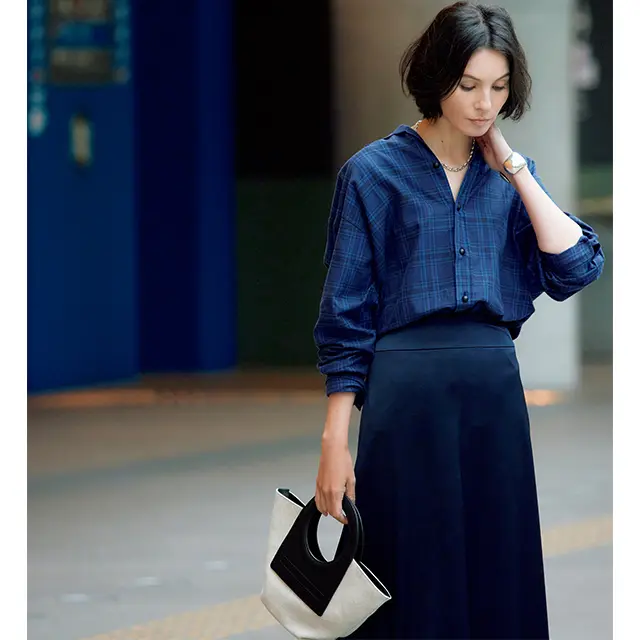 チェック柄のコットンシャツは 襟を抜くアレンジでこなれた風情に