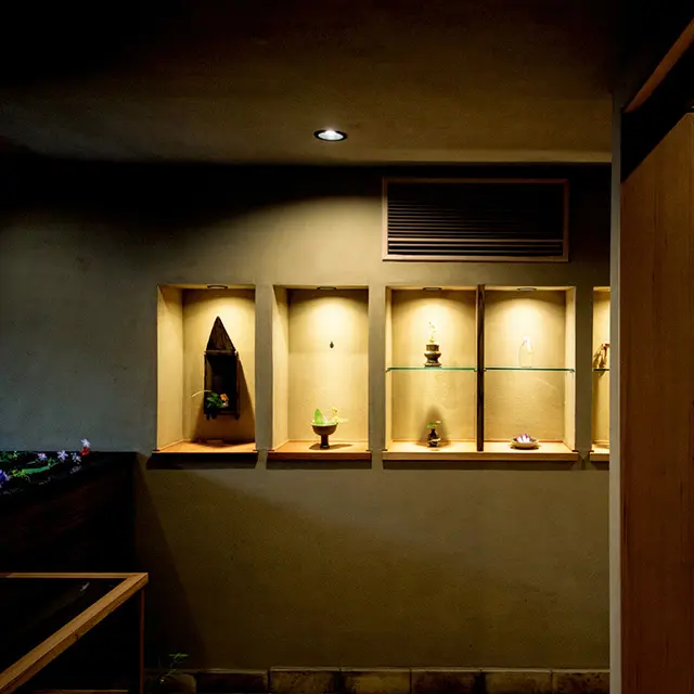 日本の暦や京都の歳時記をテーマにする花を飾る店内