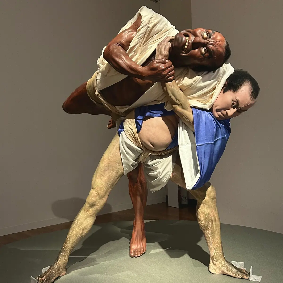 安本亀八『相撲生人形』　明治23（1890）年　木彫彩色・着装　熊本市現代美術館