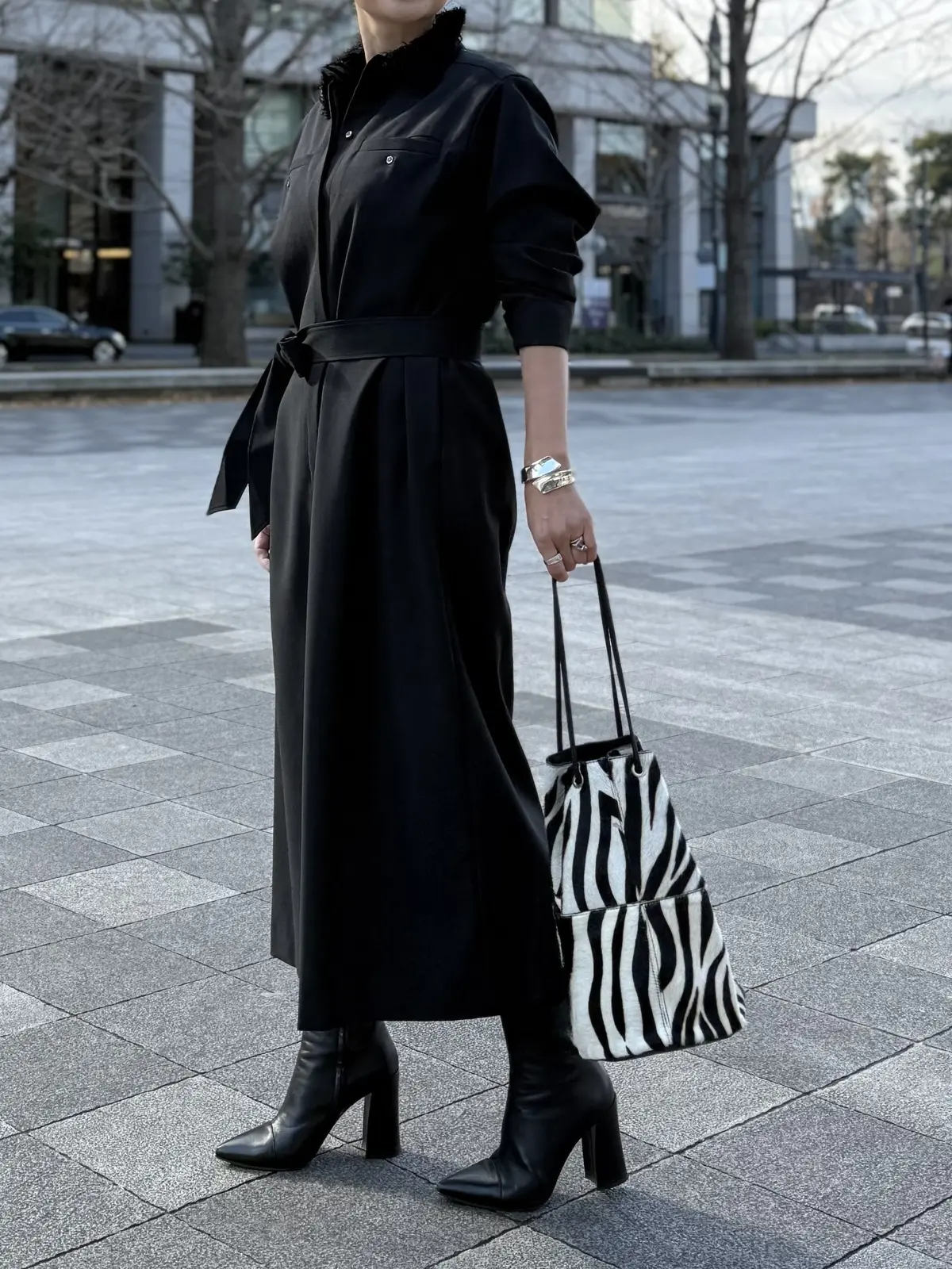 イーバイエクラ　黒ワンピース　着回し　50代ワンピースコーデ　アラフィフワンピースコーデ　ゼブラ柄バッグ