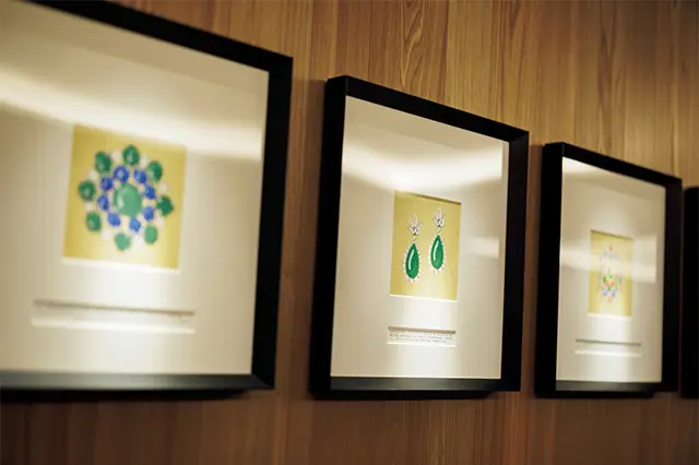 客室フロアのエレベーター ホールには、ブルガリのヒ ストリカルアーカイブから、 ’50～’60年代に創作された ブローチやイヤリングなど のジュエリーのデザイン画 がギャラリーのように展示 されている。