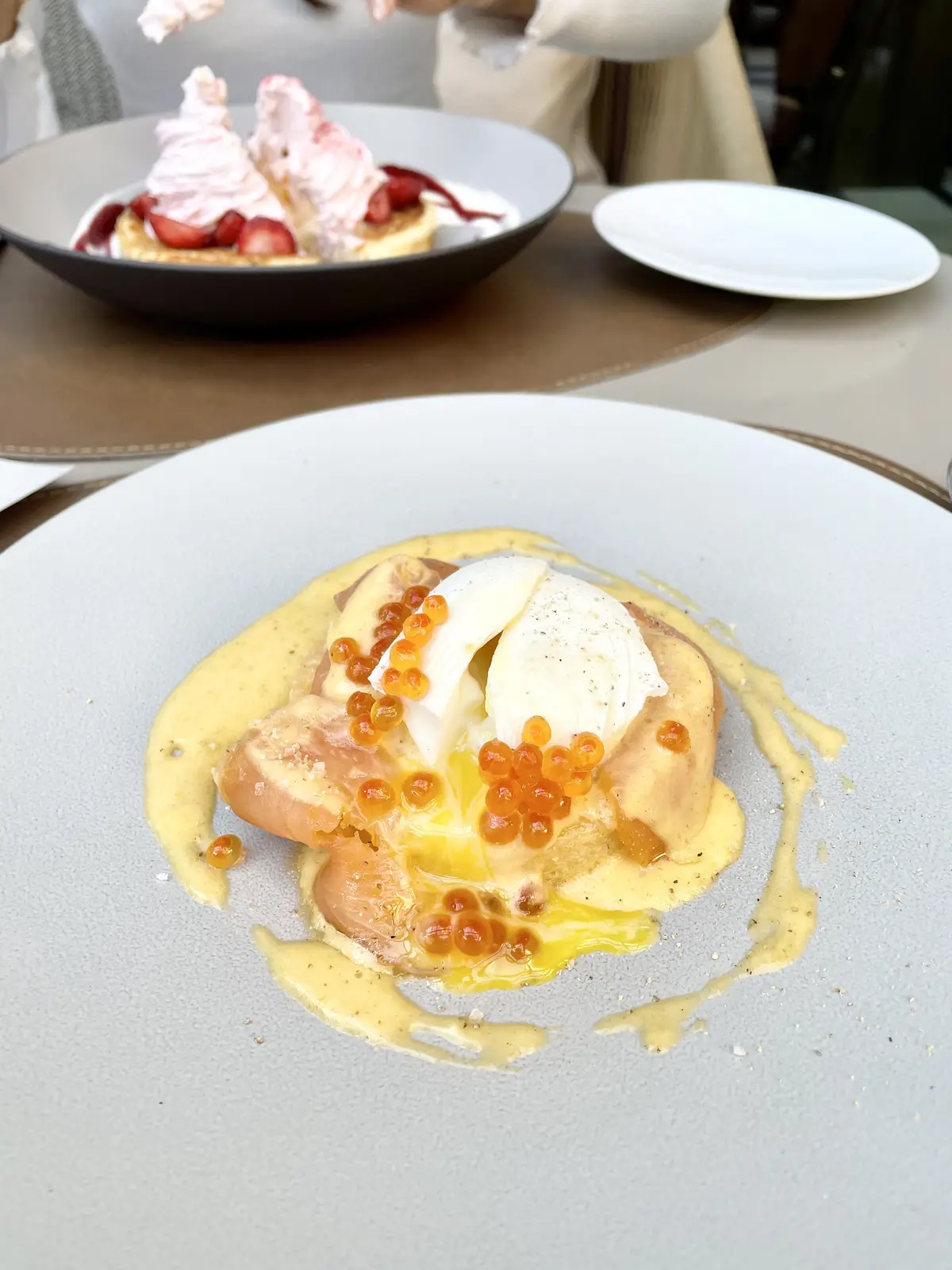 District – Brasserie, Bar, Lounge、キンプトン新宿東京、ディストリクト ブラッスリー・バー・ラウンジ、テラス、テラス席、ソファ、ソファ席、ランチ、アフタヌーンティー、いちごアフタヌーンティー、新宿、ホテル、白、白ニット、カシミヤ、カシミヤ100%、SDGS、ボブ、ミディアムヘア、春服、冬服、ヘアチェンジ、イメチェン、いちご、暖かい、柔らかい、Ｖネック、スタイルアップ、ゆるり感、さりげない、春コーデ、春服コーデ、冬コーデ、春ファッション、テーブル席、キレイめニット、いちご、ピンク、アフタヌーンティー、いちごアフタヌーンティー、ピンクアフタヌーンティー、ドリンクフリー、飲み放題、ドリンク飲み放題、紅茶、ハーブティー、カフェ、コーヒー、ミルクティー、ロイヤルミルクティー、煎茶、特上煎茶、特別感、ランチ、カフェ、可愛い、綺麗、美味しい、爽やか、新鮮、可愛い、綺麗め、きれいめ、楽しい、嬉しい、幸せ、爽やか、気持ちいい、気持ちのいい空間、くつろぐ、ゆったり、プライベート感、特別感、貸し切り状態、新鮮、爽やか、穏やかな時間、寛ぐ、くつろぐ空間、くつろぐ席、ゆったり席、エッグベネディクト、サーモン、サーモンエッグベネディクト、いくら、イクラ、サーモンとイクラのエッグベネディクト。