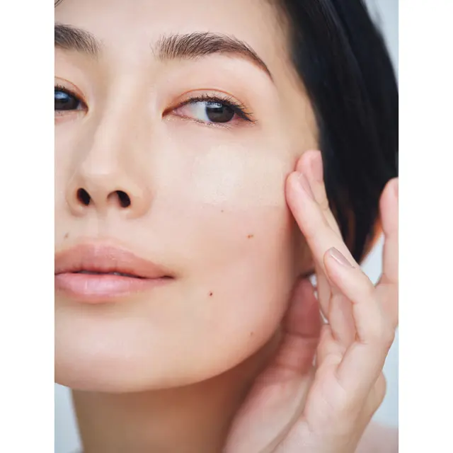 「ファンデーションは、米粒ほどの少量でOK。頰の高いところに 指でなじませ、毛穴が目立つ 小鼻にも薄く。そのほかの部分はついていないくらいの薄づきに」