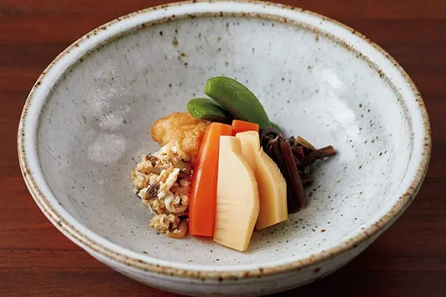 旬の野菜を優しく味つけした「田舎風煮物」。その滋味深さは、『由布院 玉の湯』の料理の真骨頂