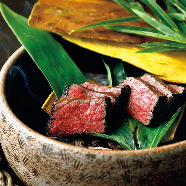 奈良産の和紅茶をまとわせて焼いた大和牛