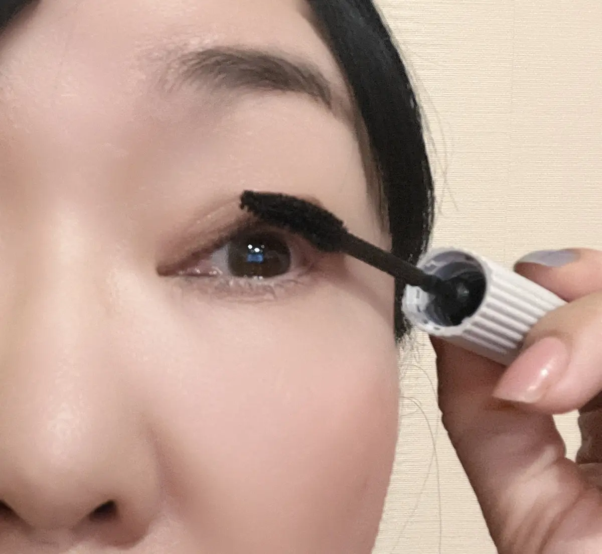 マスカラを塗る