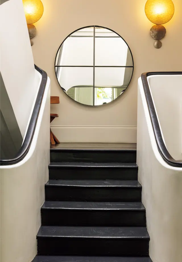 階段はアールデコを代表するデコレーター、エミール=ジャック・リュルマンのデザイン。鏡はラムダンのチョイス