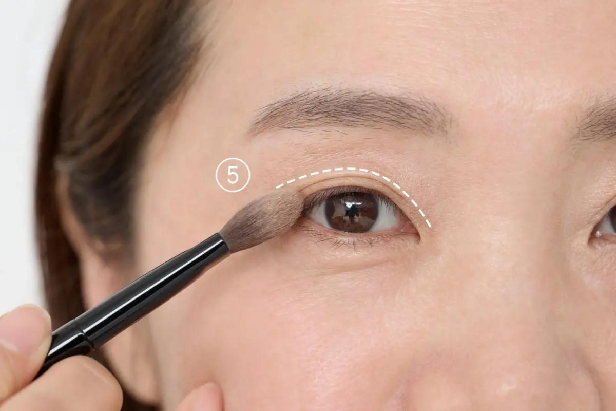 OurAge×Webエクラ アイシャドウパレットの使い方③ 目の上のきわに、アイシャドウパレットの中間色を入れます