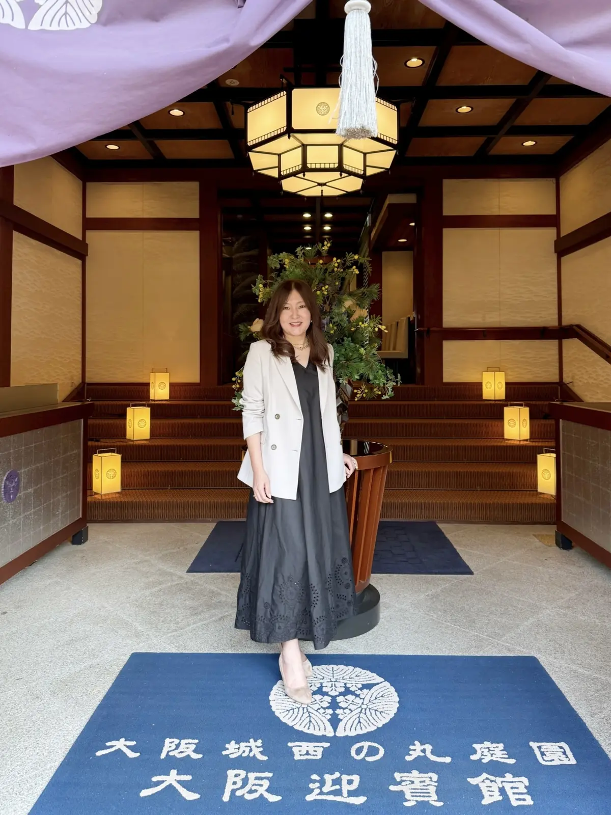 大阪迎賓館にブラックワンピースとジャケットコーデ