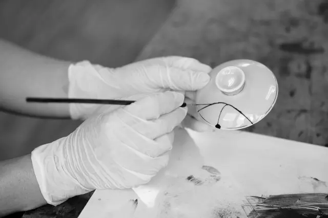 漆で接着した部分に、弁柄漆と生漆を混ぜたものを蒔絵用の細筆につけ、