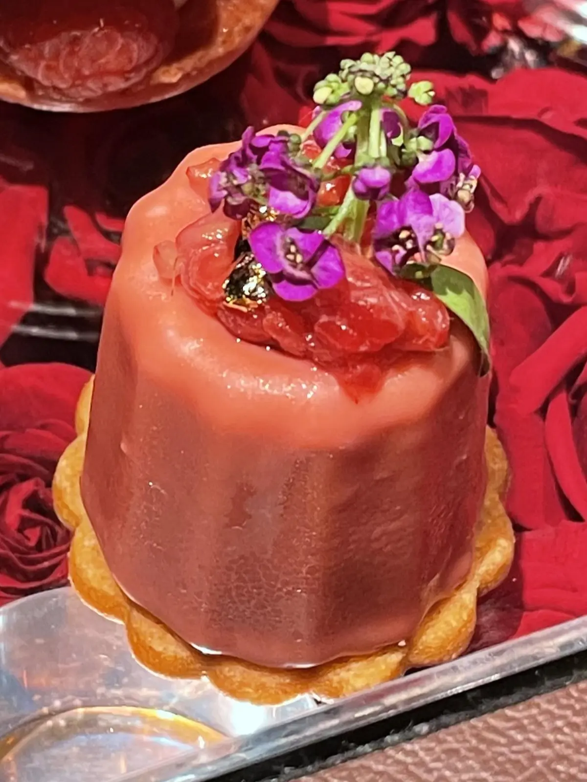 お洒落バー、お洒落カウンター、お洒落、お洒落な店内、お洒落スイーツ&バー、ボトルキープ、間接照明、お洒落照明、Constellation.、SweetscafeBAR、バー、スイーツバー、入り口、通路、廊下、プロローグ、モダン、ブルーライト、間接照明、エピローグ、幻想的、幻想的、お洒落、スイーツ、ベリー、ケーキ、スイーツ&バー、薔薇、フラワーアレンジ、