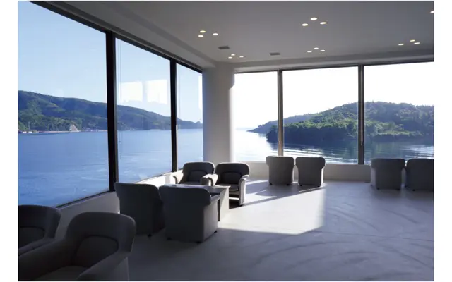 隠岐　島前カルデラの穏やかな海を、フェリーや漁船が白い波を引きながら通る風景は見飽きることがない