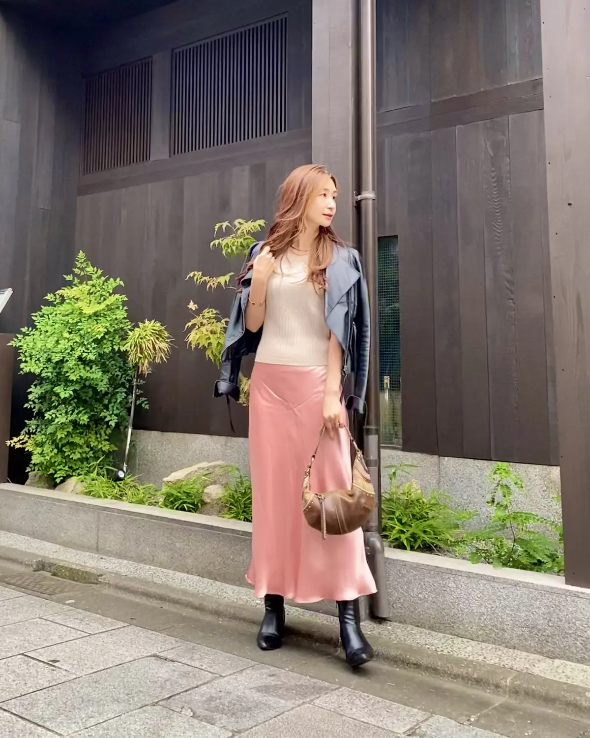 ベージュに艶のあるピンクスカート黒のライダースで締めました