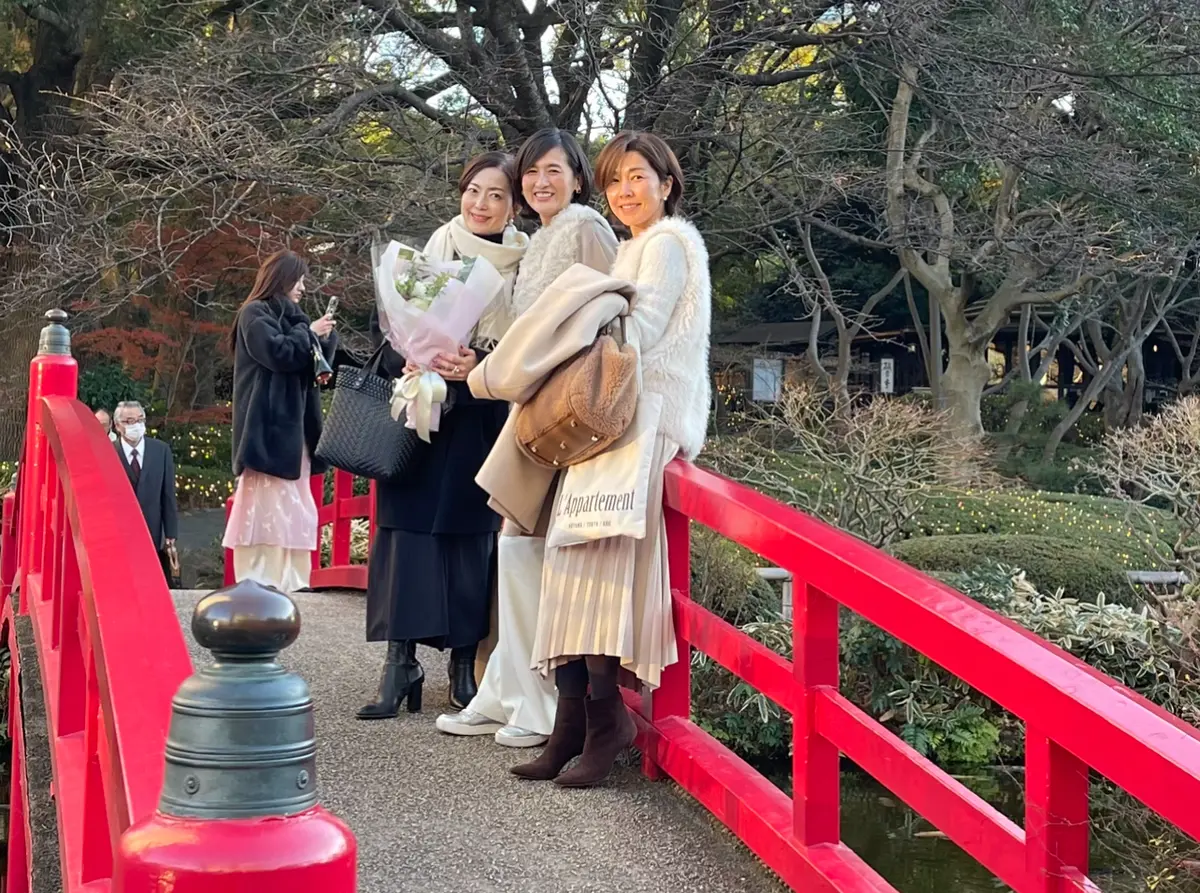 メタリックのビスチェを着て華組ホテルランの画像_7