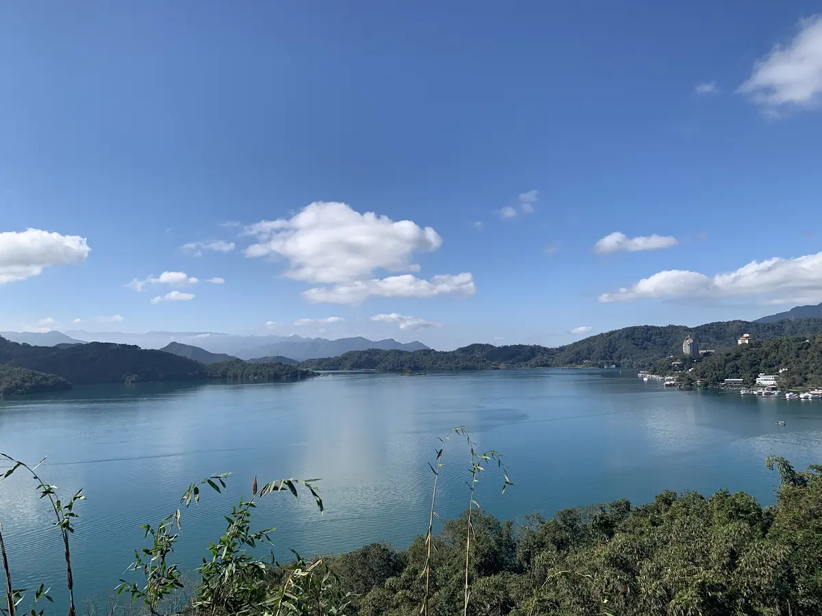 日月潭の全景