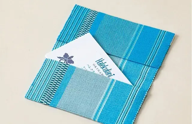 ミンサー織りのカードケース（￥5,200）などオリジナルアイテムを記念に