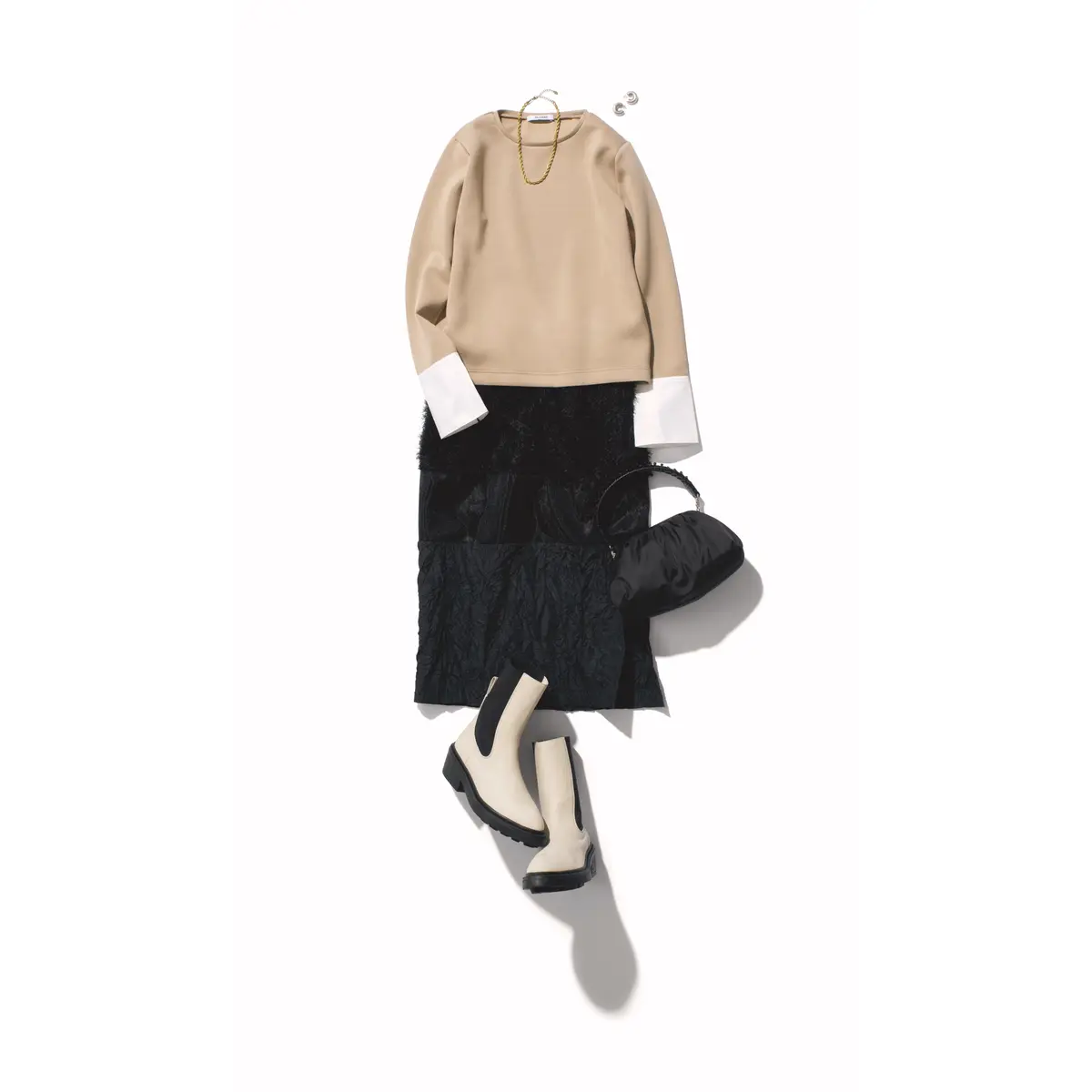 ベージュトップスに黒タイトスカートを合わせたコーディネート　