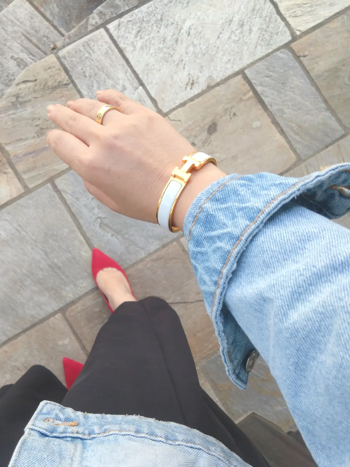 ザラキッズのデニムジャケット、エルメスのクリックH、カルティエのラブリング