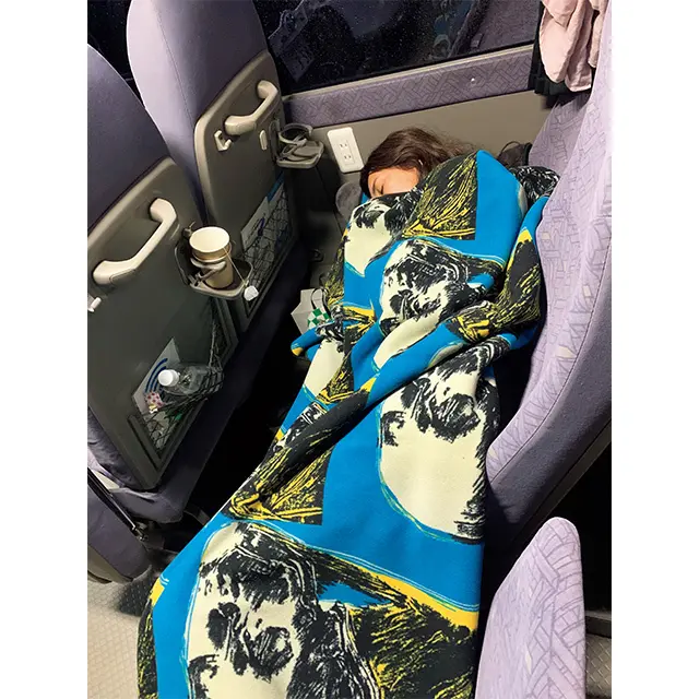 ロケバスで仮眠中。