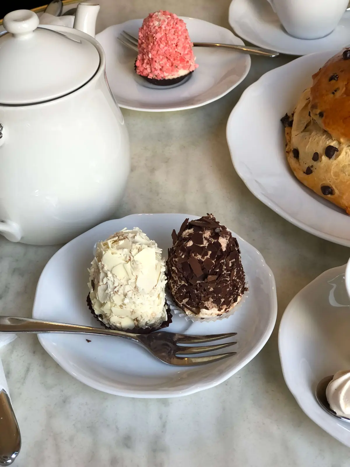 メルベイユ。スイーツ。スイーツ。専門店。Aux Merveilleux de Fred（オー・メルベイユ・ドゥ・フレッド）。ブリオッシュ。エキセントリック（ピンクのメレンゲチップ）、メルベイユ（ダークチョコチップ）、アンクロワヤブル（ホワイトチョコチップ）、クラッシックチョコレート（ブリオッシュ）