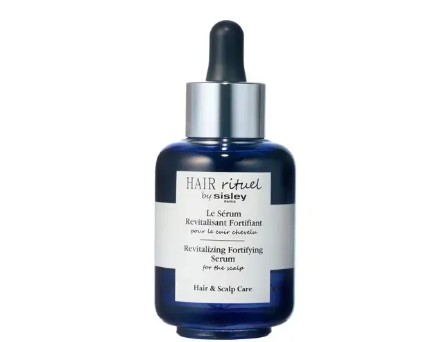 ミネラルやビタミンなど、髪に必要な美容成分を高濃度配合。 ヘア リチュアル フォーティファイング セラム フォー ザ スカルプ 60㎖ ￥30,800／シスレージャパン