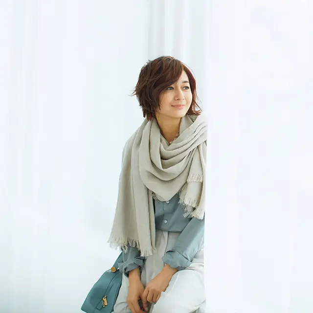 ボリューミーなストールが顔まわりを自然に盛り上げて