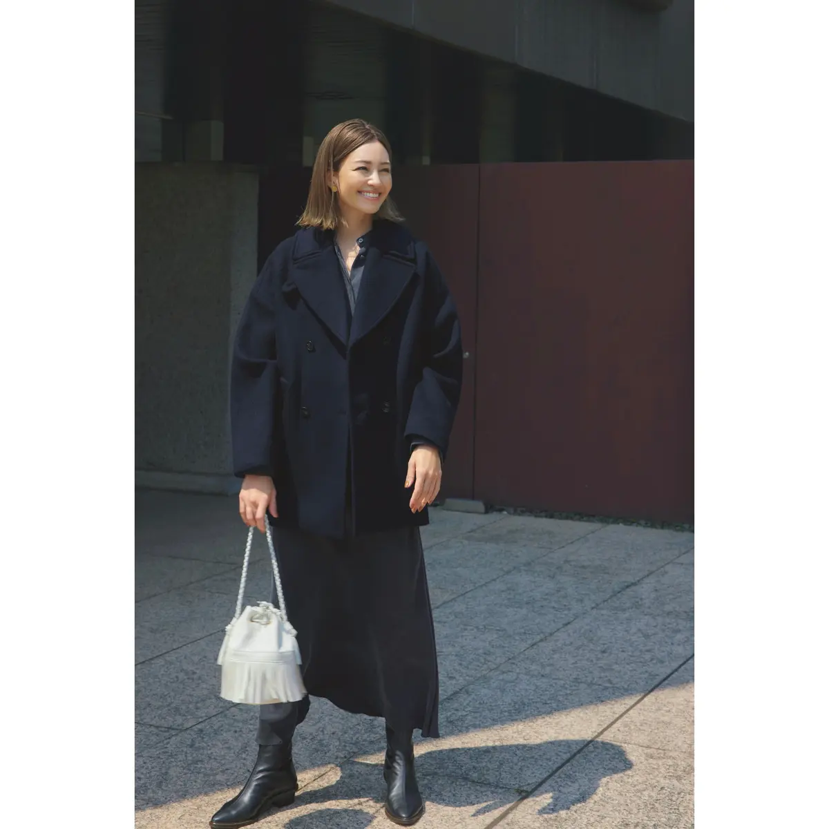 ネイビーピーコートとネイビースカートのコーデ　モデル・RINA