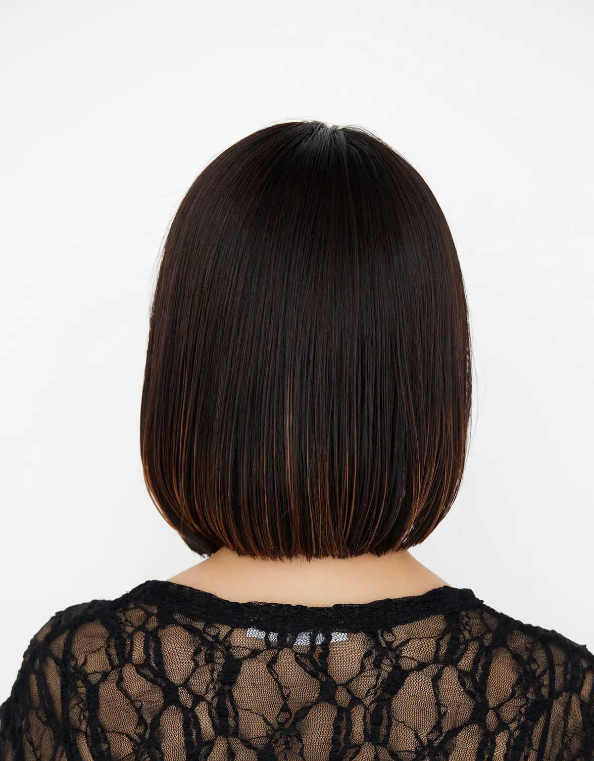 Webエクラ 40代50代　髪型　後から見たフレーミングバングのミディアムボブ