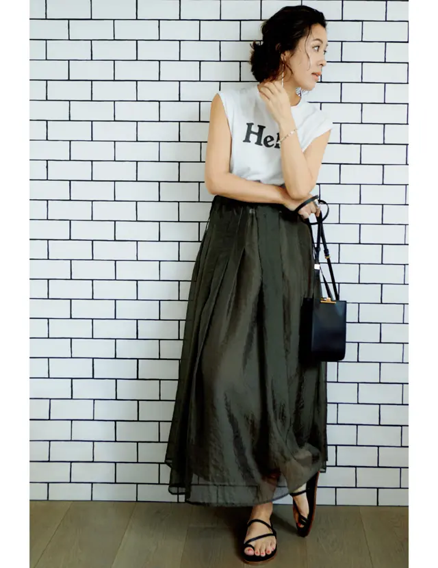 ロゴＴシャツとロングスカートコーデの大草直子さん