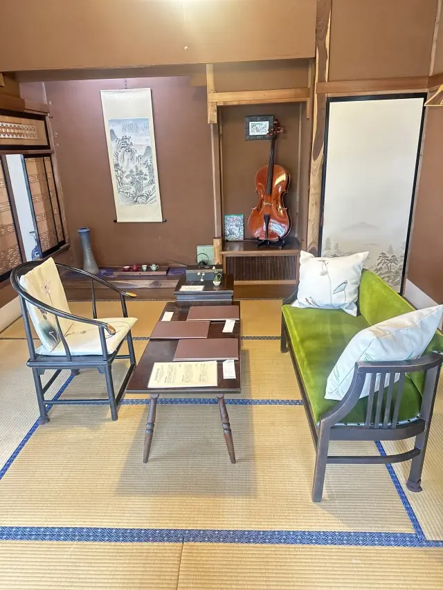 ユニクロネイビートップスで台湾茶を楽しみの画像_9