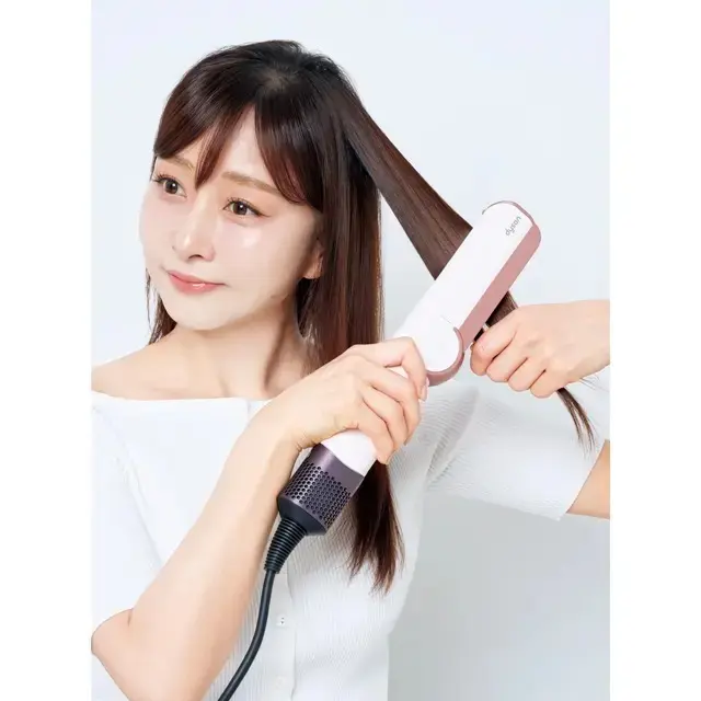 風の力で髪をまっすぐにできるダイソンのおかげで、高温のヘアアイロンが不要に