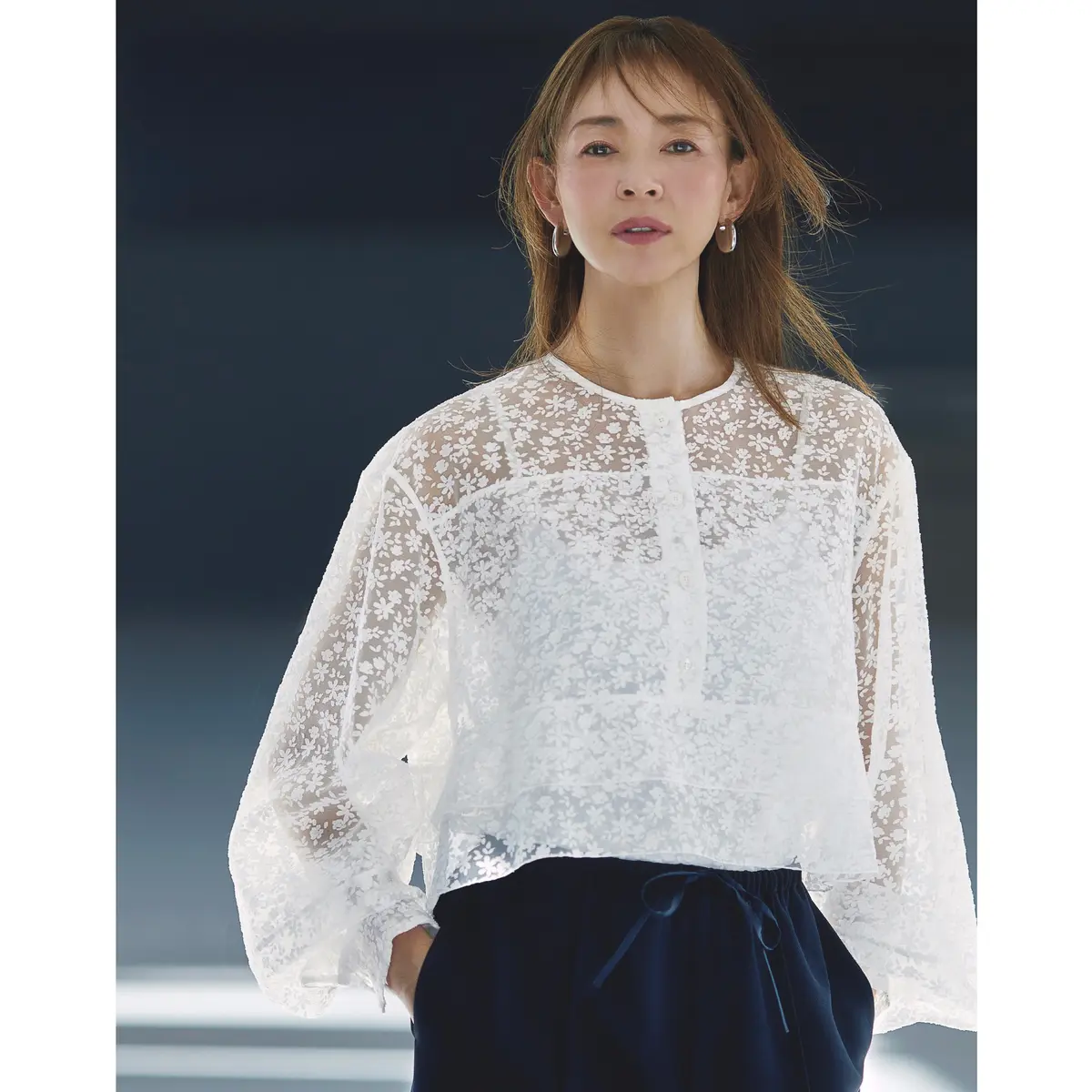 白フラワーレースブラウスにネイビーパンツを合わせたコーディネート　モデル・SHIHO