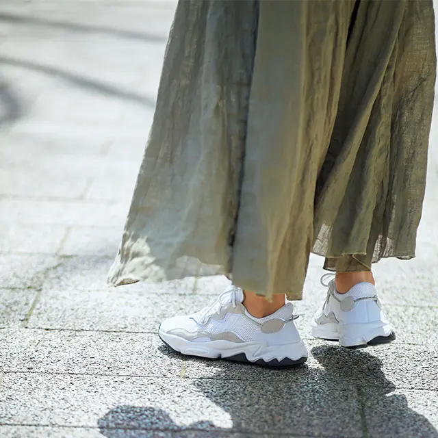【50代のスニーカー実例集】カーキスカートに合うスニーカーとは？