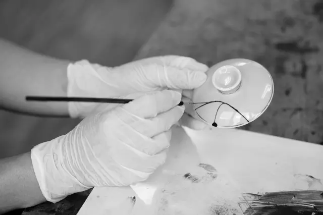 漆で接着した部分に、弁柄漆と生漆を混ぜたものを蒔絵用の細筆につけ、はみ出さないようになぞる