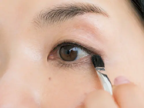 涙の通り道にもなる溝もハイライトラインで影を飛ばす！