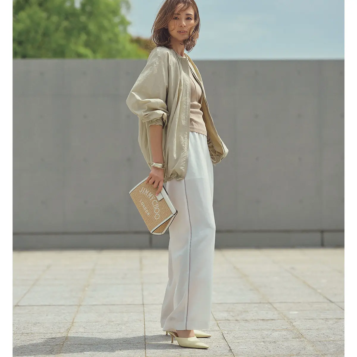 ベージュブルゾンと白パンツのコーデを着たモデル・SHIHO