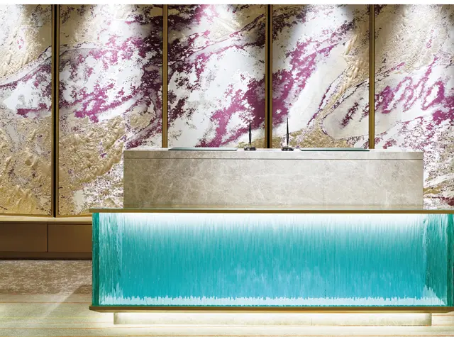 レセプションの正面の壁に備わる西陣織「HOSOO」による屛風も、水の動きを表現。