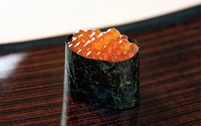 イクラはしょうゆ漬けにしたものをだしじょうゆにさっとくぐらせて提供