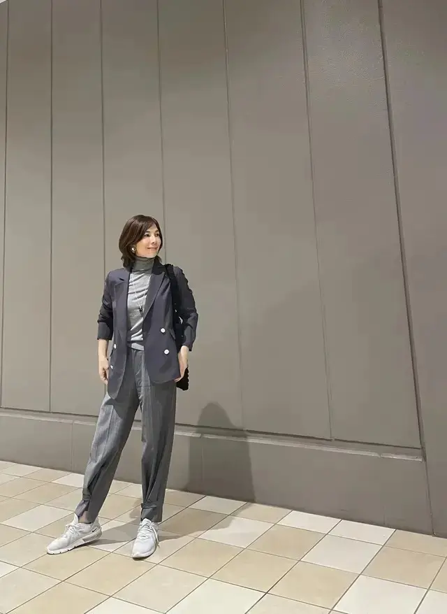 おしゃれな50代はここが違う！「スニーカーで外す」きれいめカジュアル