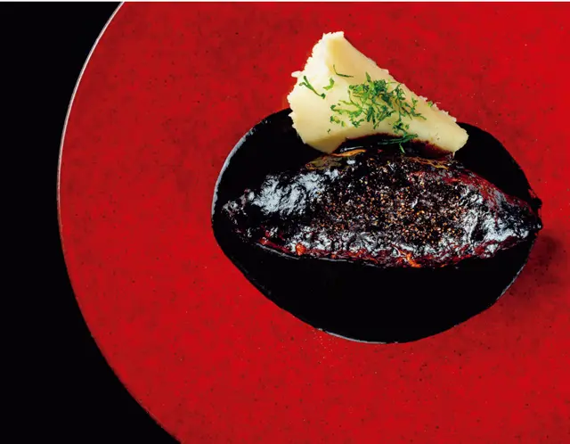 スペシャリテ「洋食遠山の特製デミグラスハンバーグ マッシュポテト添え」。フォンドボーからていねいに作られ、シェリービネガーを隠し味にしたすっきりして濃厚なソース。200g￥3,500（量の調節可能）　