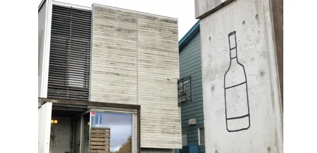 ワインボトルが描かれたサインが目印