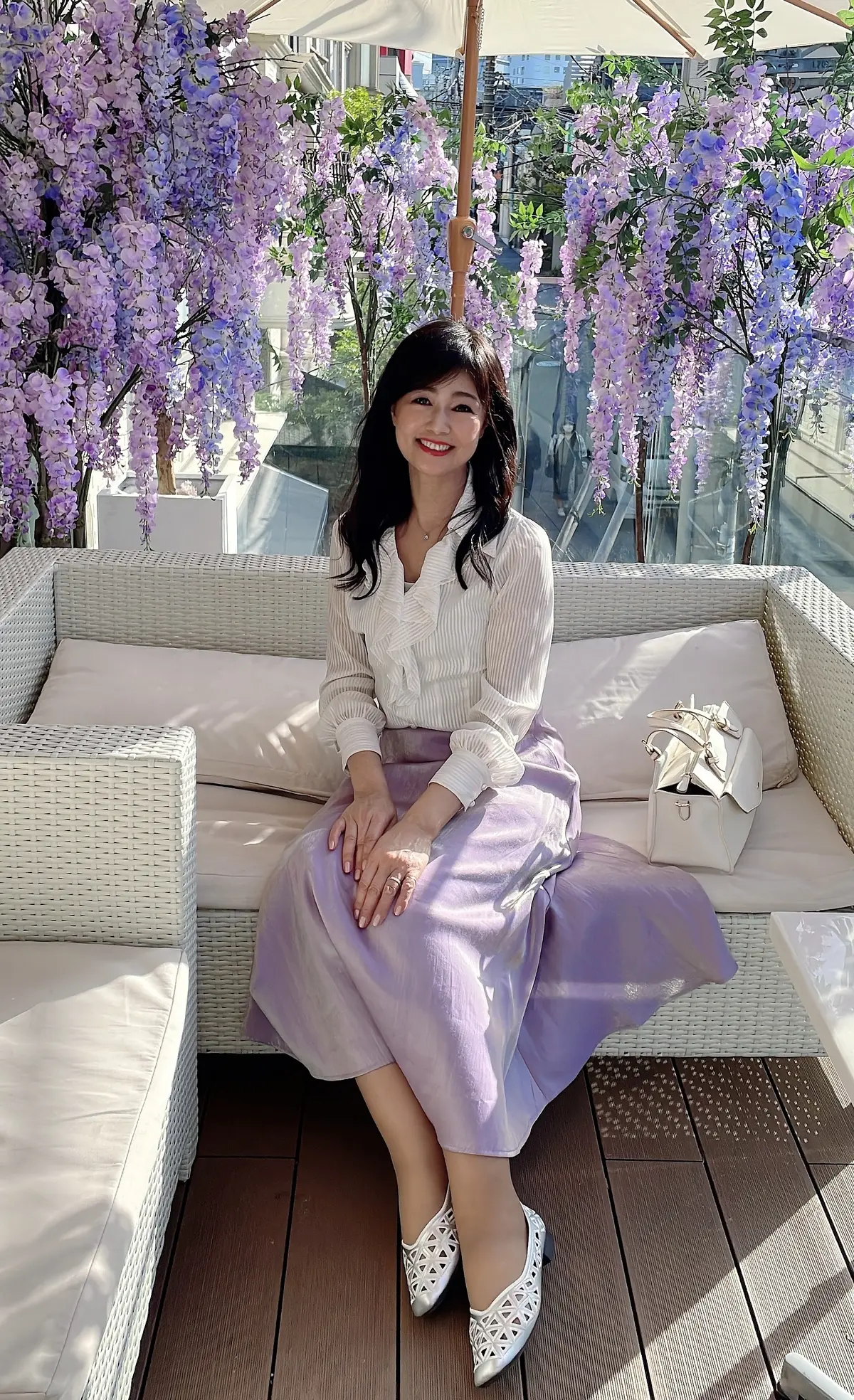 ソファ、テーブル席、Blouse、Skirt、vis、Shoes、shoel mine、スイーツ、パルフェ、パフェ、ケーキ、チョコレート、藤棚、藤、アーティフィシャルフラワー、クロワッサン、スープ、生ハム、オードブル、セイボリー、薄紫、紫色、紫、白、ブラウス、白ブラウス、フリル、フリルブラウス、シースルー、ストライプ、ロングヘア、パープル、purple、カップ、お茶、カフェ、カフェラテ、店内、HAUTE COUTURE • CAFE、HAUTE COUTURE • CAFE表参道、期間限定、Purple Afternoon Tea、オートクチュールカフェ、オートクチュールカフェ表参道、表参道、カフェ、アフタヌーンティー、HAUTE COUTURE CAFE、HAUTE COUTURE CAFE表参道、テラス、テラス席、開放的、