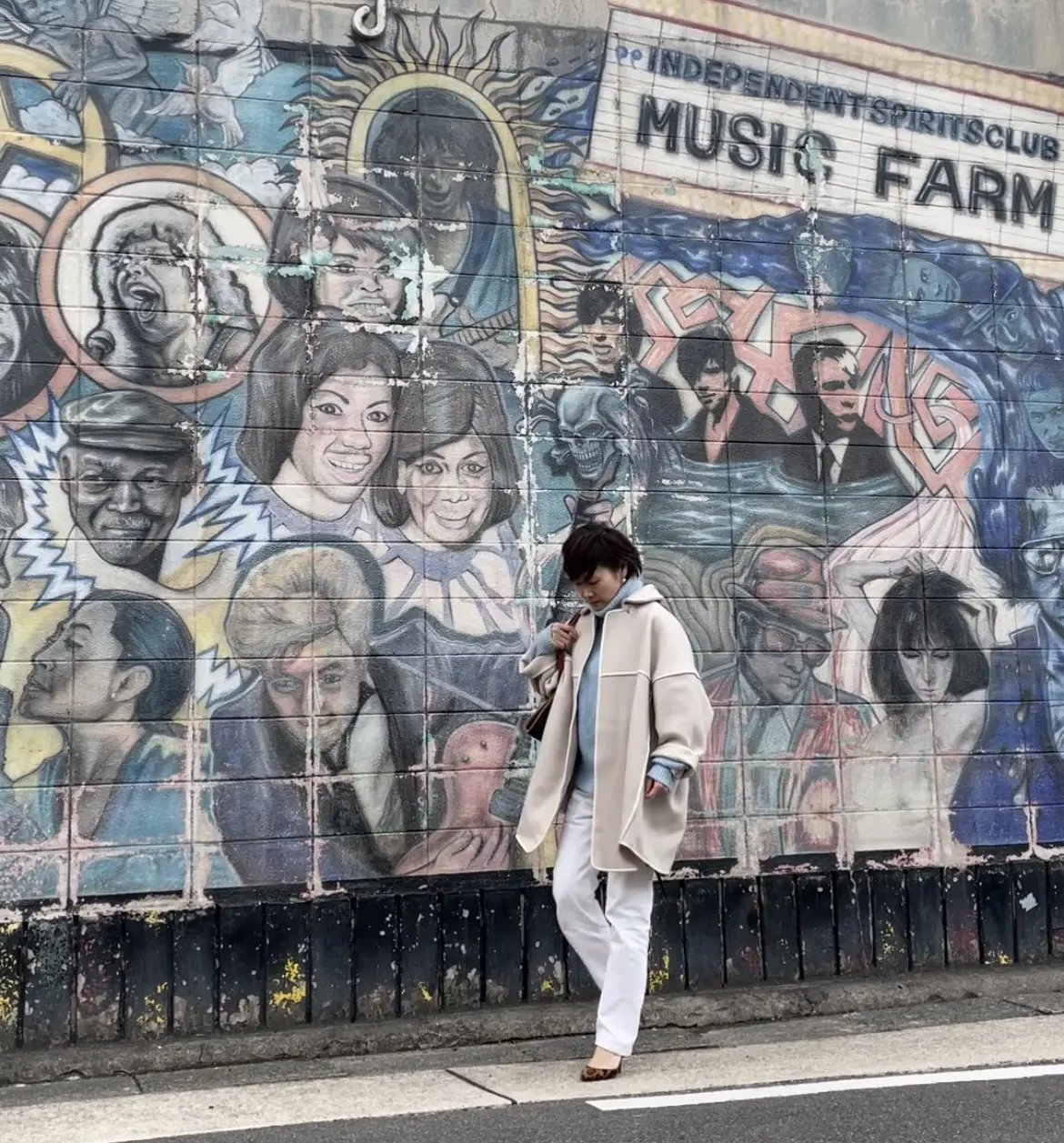 青空色のセーターを着て冬の街にGOの画像_4