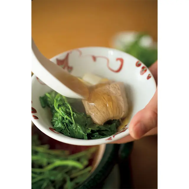 ❹クレソンとうど、ワカメを入れてさっと火を通し、器にたっぷりのだしとともに盛る