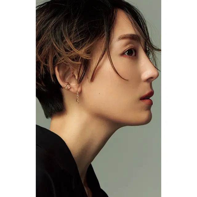 天然石をあしらったイヤカフをしたLIZA-1