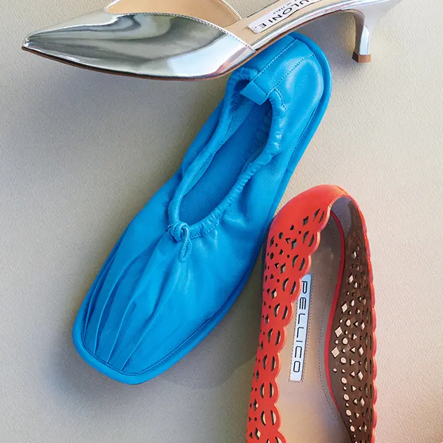 さわやかなオーシャンブルーのバレエシューズ。プリーツを施したトゥのデザインと柔らかな革の質感に心癒される。靴（0.5）￥53,900／エスケーパーズオンライン（へリュー）