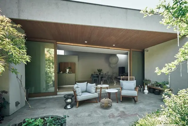 非日常を感じられる庭やバスルーム