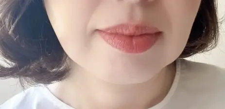 ルージュ エルメス ルージュ ア レーヴル ブリヤン  22 ブラウン・ヨッティングを塗った唇