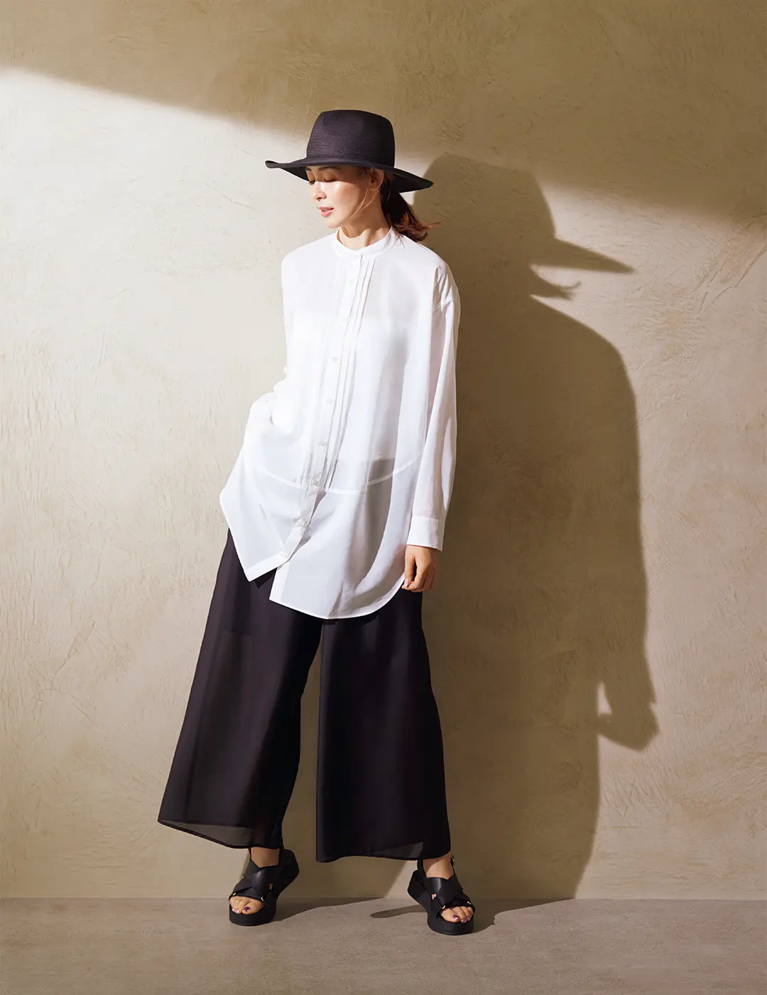 メンズライクな白シャツを柔らかく演出する優雅なバレルフォルム